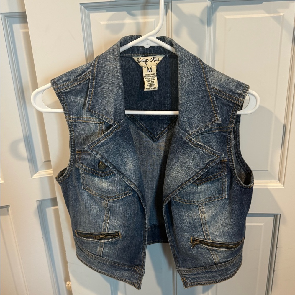 Stylish Denim Vest with Zipper Pockets